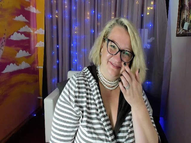 Live sex webcam photo for Holy_Milf #269120676