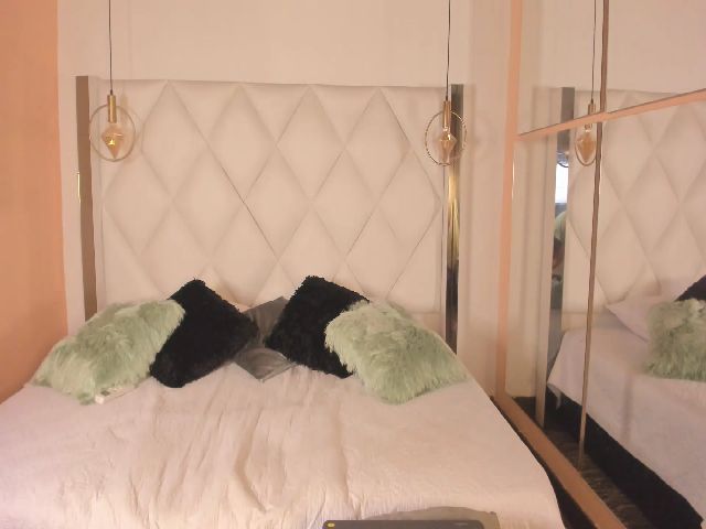 Live sex webcam photo for EmmaFoxxx_ #269111634