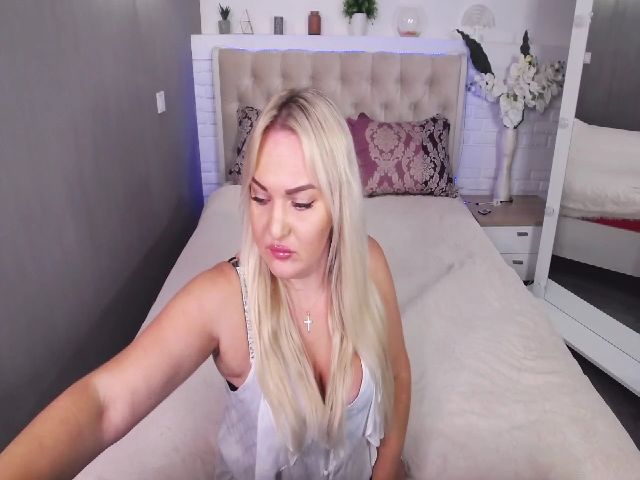 Live sex webcam photo for LillyyLovee #269135888