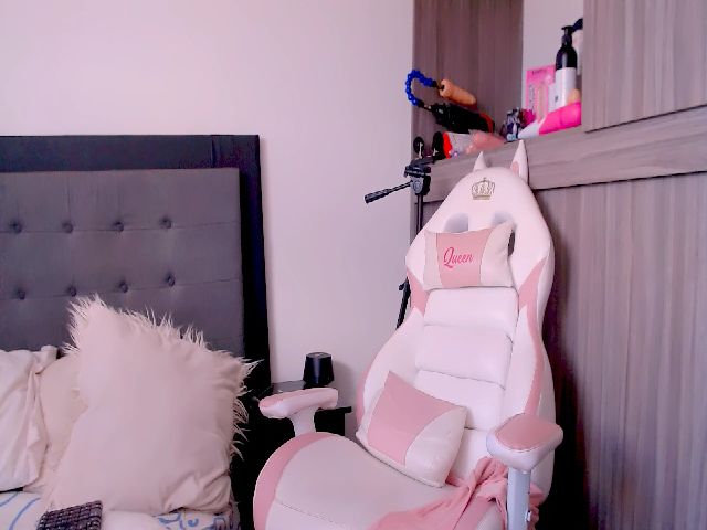 Live sex webcam photo for Charlotte_12 #269146296