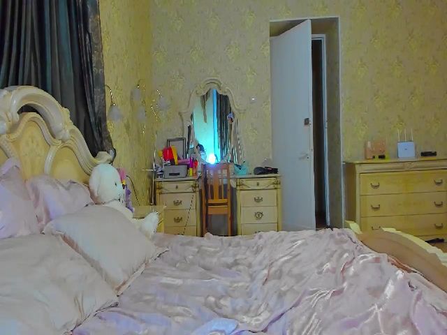 Live sex webcam photo for KateTheQueen #269147974