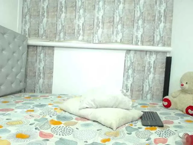 Live sex webcam photo for KiaraKaneel #269149627