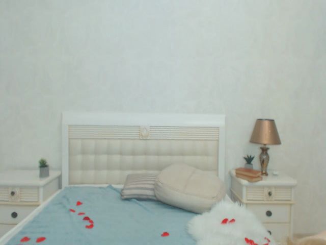 Live sex webcam photo for MollyDiamond1 #269159677