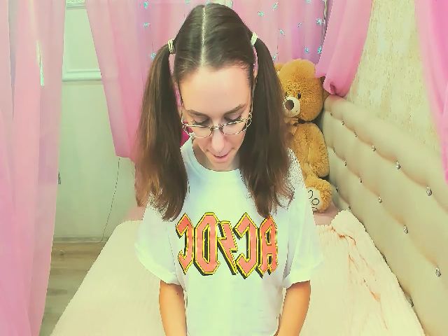 Live sex webcam photo for LIL_MAYA #269152508