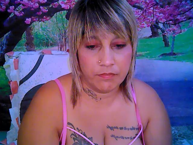 Live sex webcam photo for Roxyfoxy69 #269169642
