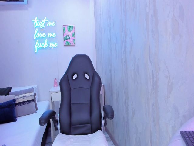 Live sex webcam photo for VictoriaMilan #269176286