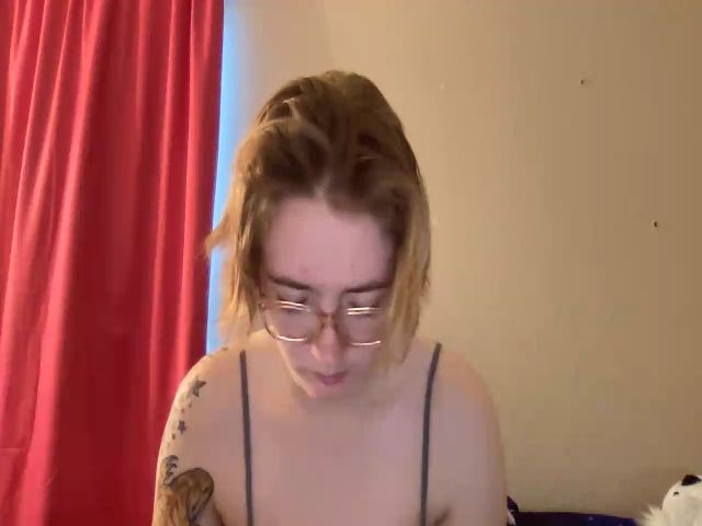 Live sex webcam photo for CandyBurger #269196188