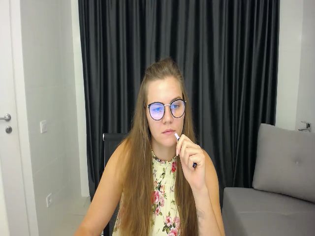 Live sex webcam photo for KellyKleine #269200318
