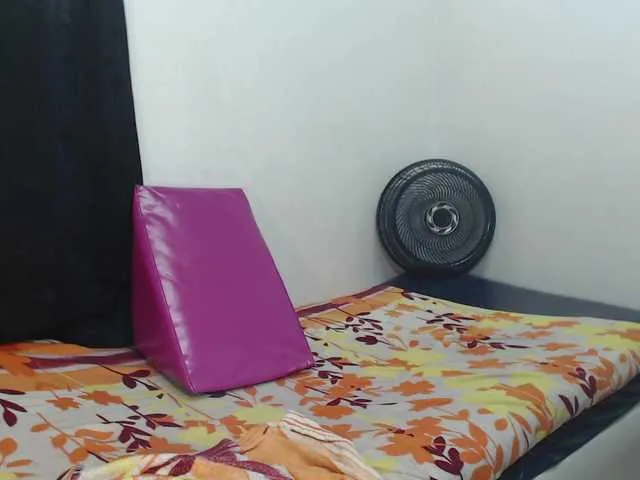 Live sex webcam photo for EMYYLI #269220991