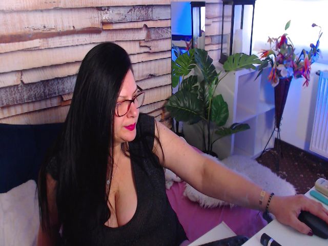 Live sex webcam photo for Krystalmilfx #269212752