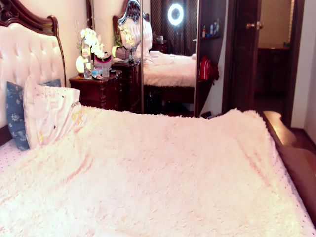 Live sex webcam photo for LizzyMayers #269225512