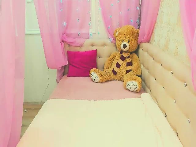 Live sex webcam photo for LIL_MAYA #269213456
