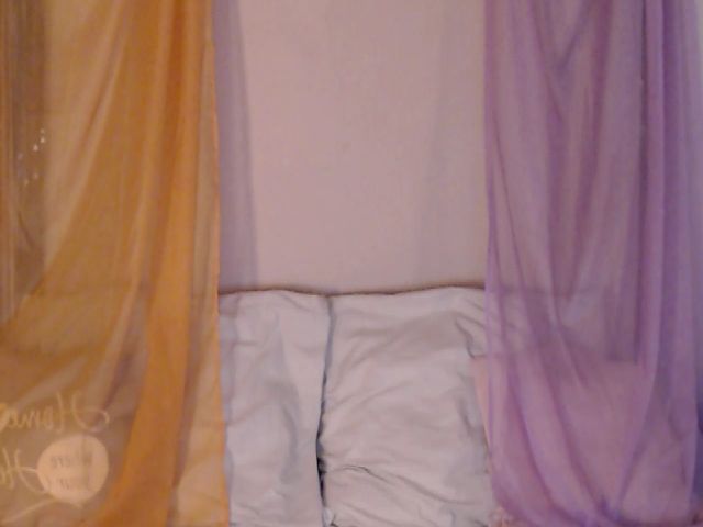 Live sex webcam photo for Candy18cane #269217709