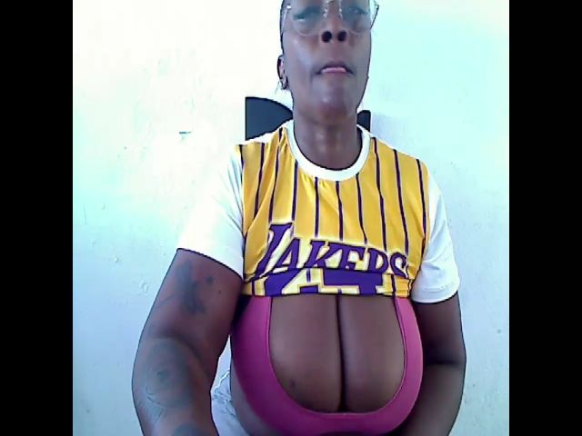 Live sex webcam photo for Assbigxhot9 #269223194