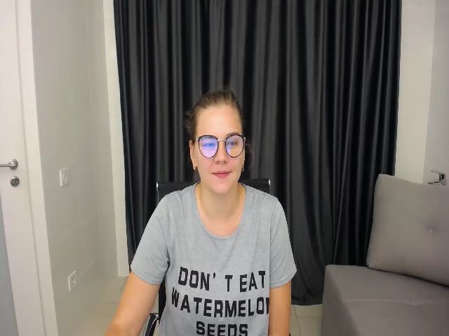 Live sex webcam photo for KellyKleine #269219346