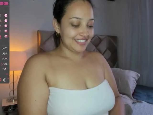 Live sex webcam photo for SARAHOLLMAN #269220494