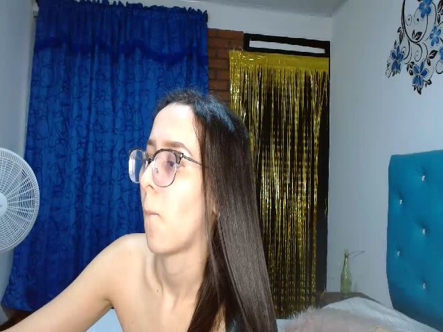 Live sex webcam photo for Alexia__27 #269225854