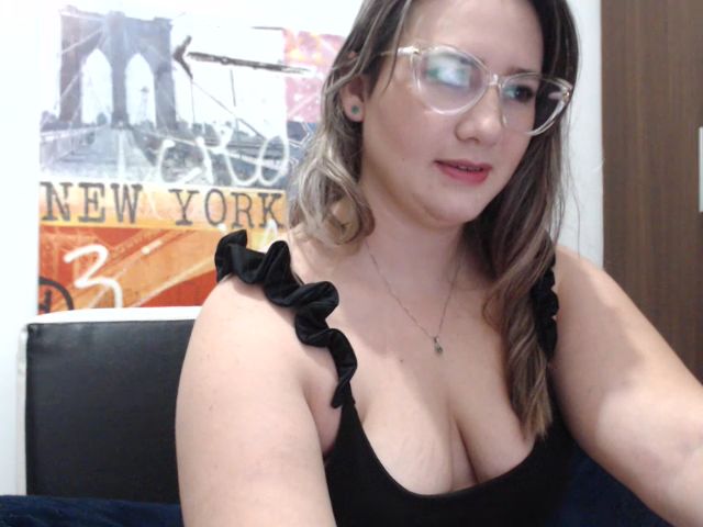 Live sex webcam photo for LeaKingHot #269209467