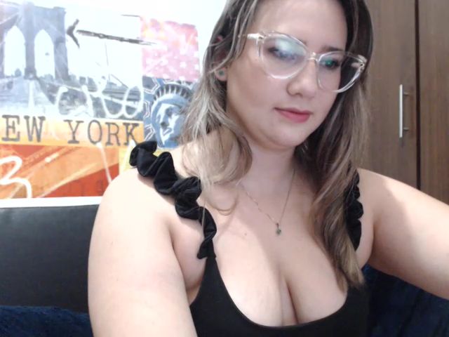 Live sex webcam photo for LeaKingHot #269210357