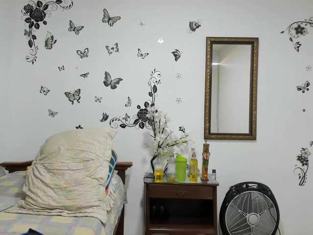 Live sex webcam photo for SmallDoll #269242399