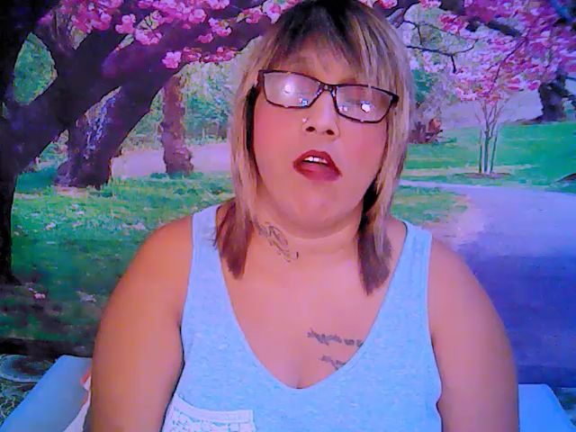 Live sex webcam photo for Roxyfoxy69 #269240415