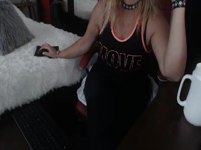 Live sex webcam photo for HannahRouge #269235177