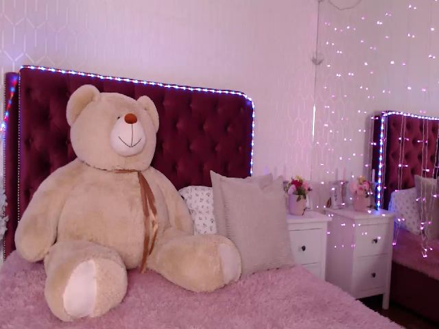 Live sex webcam photo for DOMINICA_MINI #269233715