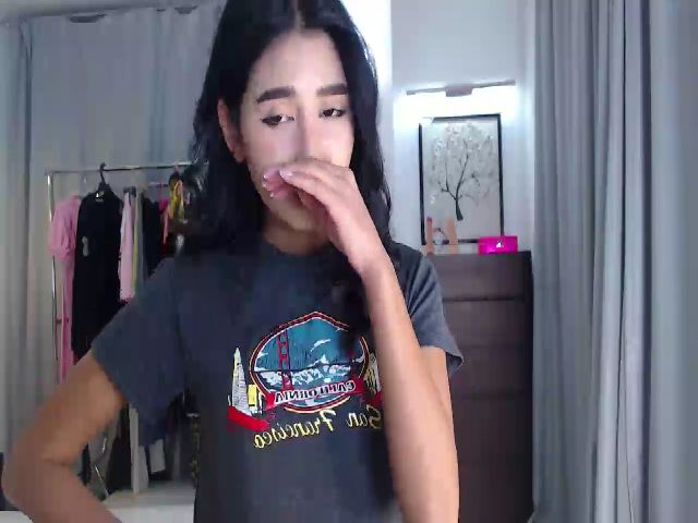 Live sex webcam photo for Lilly_1 #269240135