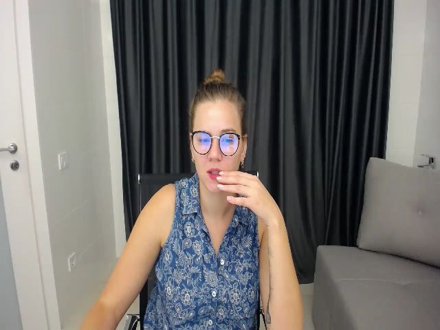 Live sex webcam photo for KellyKleine #269239365