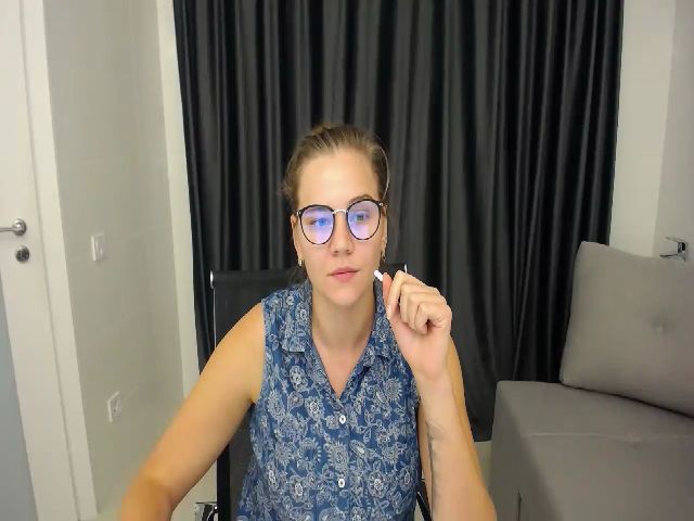 Live sex webcam photo for KellyKleine #269243436