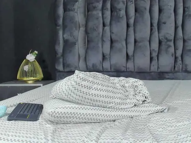 Live sex webcam photo for KiaraKaneel #269261221