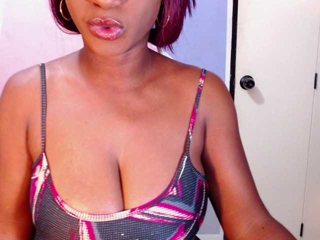 Live sex webcam photo for MaisyWest #269262275