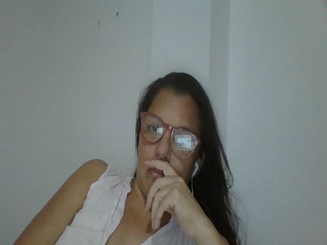 Live sex webcam photo for SweetLola01 #269248070