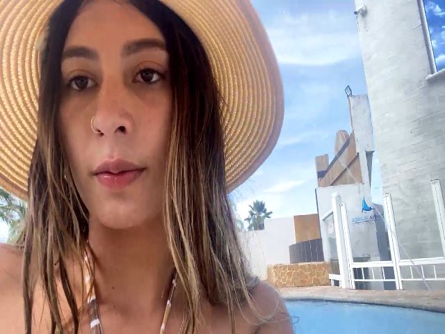 Live sex webcam photo for Emiliarain #269263328