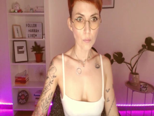 Live sex webcam photo for AnnieLennox8 #269252293