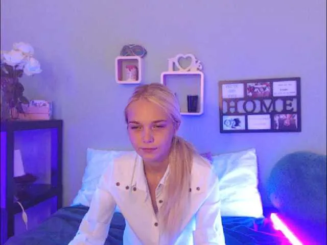 Live sex webcam photo for AnnaHappy18 #269271955