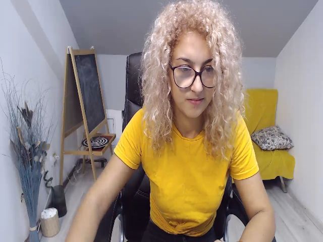 Live sex webcam photo for CurlyBella #269270147