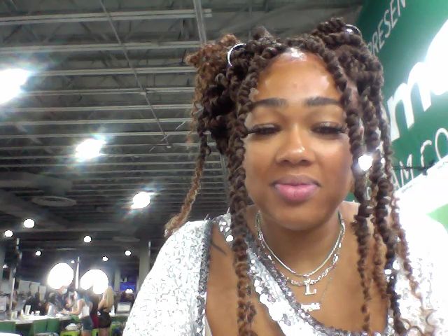 Live sex webcam photo for HoneyBusty69 #269268456