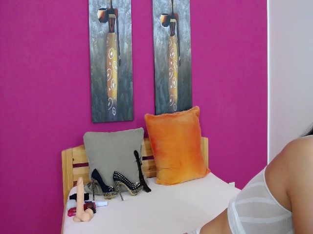 Live sex webcam photo for BustyxxHelen #269287561