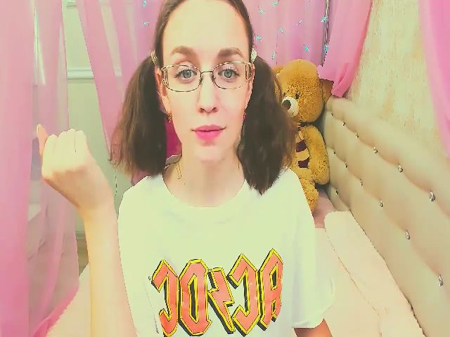 Live sex webcam photo for LIL_MAYA #269290835