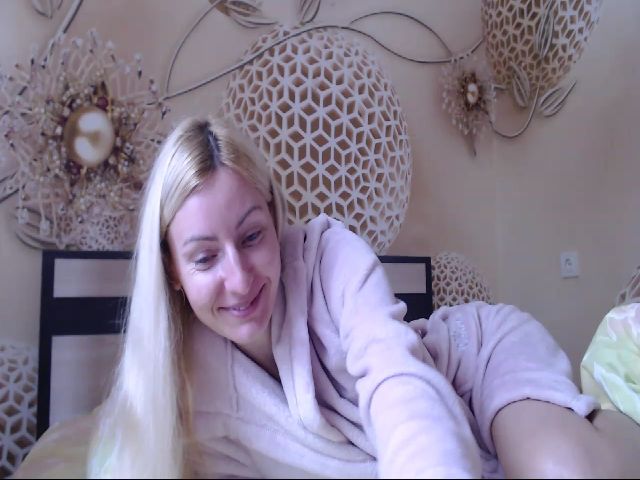 Live sex webcam photo for MeltingJulia #269290368