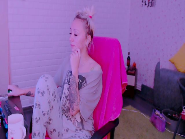 Live sex webcam photo for Blondedirty94 #269288001