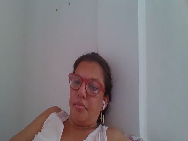 Live sex webcam photo for SweetLola01 #269313266