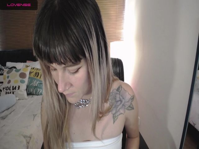 Live sex webcam photo for Kimjeniie #269311957