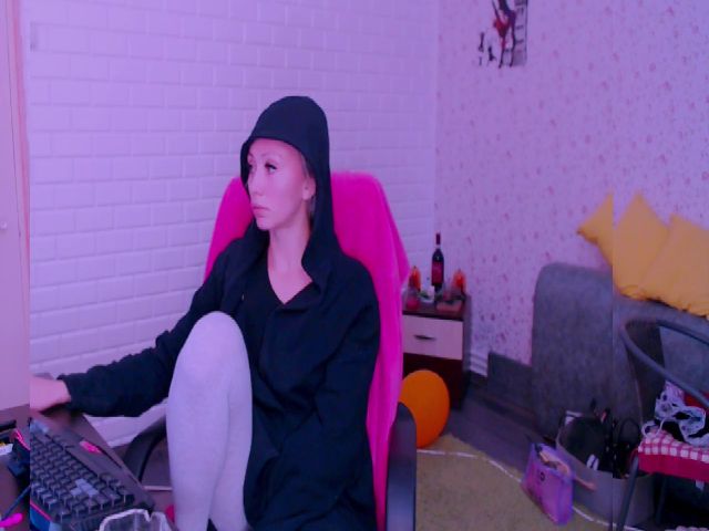 Live sex webcam photo for Blondedirty94 #269303951