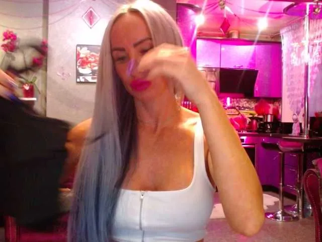 Live sex webcam photo for Maaarrrgggooo #269329390