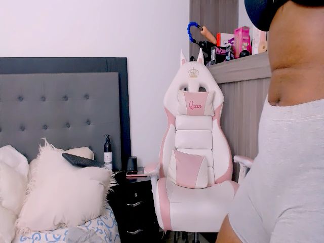 Live sex webcam photo for Charlotte_12 #269317113