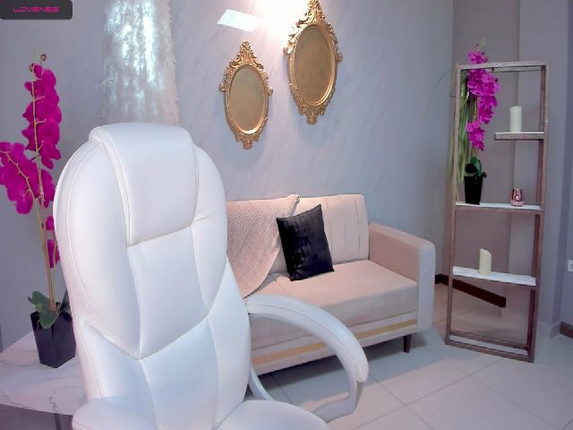 Live sex webcam photo for GiannaWatson1 #269325792