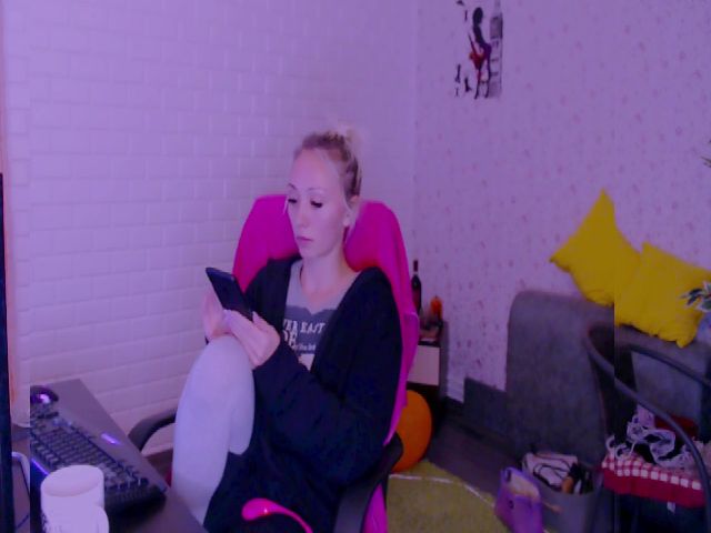 Live sex webcam photo for Blondedirty94 #269322405
