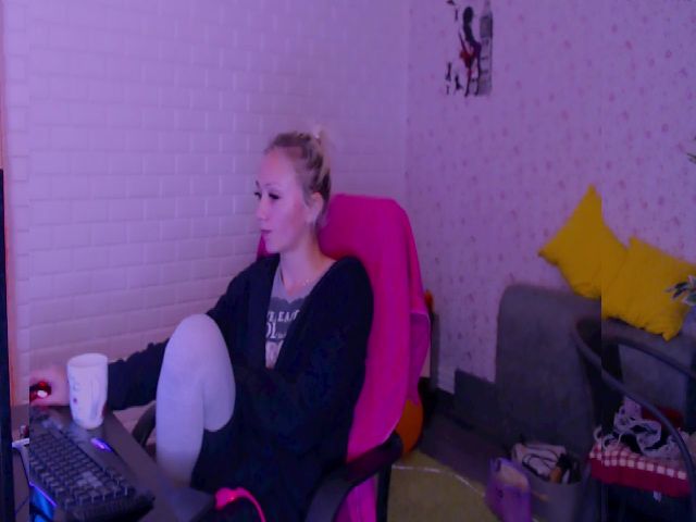 Live sex webcam photo for Blondedirty94 #269322475